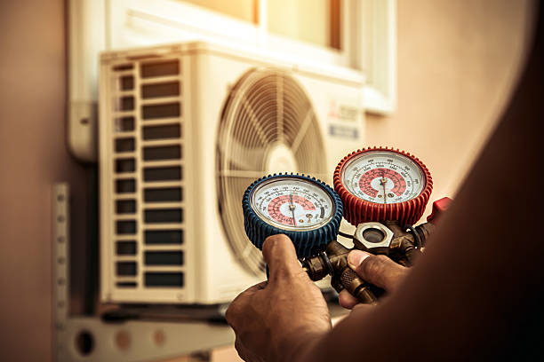 Professional Hvac technician working in Collierville, TN